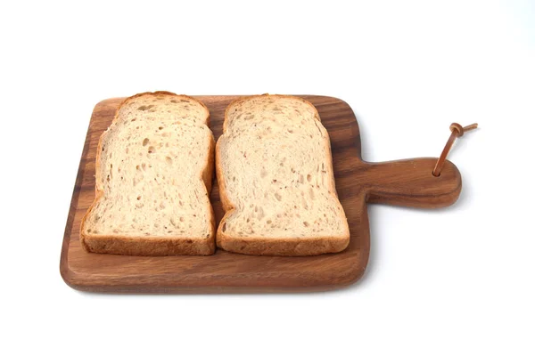 Opékané plátky chleba se vlašskými ořechy na dřevěné řezací desce izolované na bílém pozadí — Stock fotografie