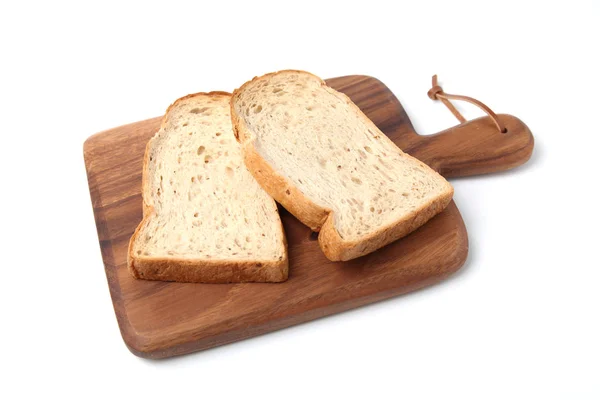 Geröstete Brotscheiben mit Walnüssen auf Holzschneidebrett isoliert auf weißem Hintergrund — Stockfoto