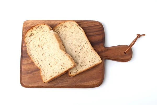 Geröstete Brotscheiben mit Walnüssen auf Holzschneidebrett isoliert auf weißem Hintergrund — Stockfoto