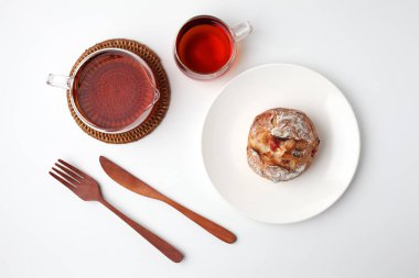 tabaktabak ve çay beyaz arka plan üzerinde izole çilek ve peynir ile fransız ekmeği