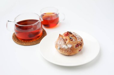 tabaktabak ve çay beyaz arka plan üzerinde izole çilek ve peynir ile fransız ekmeği