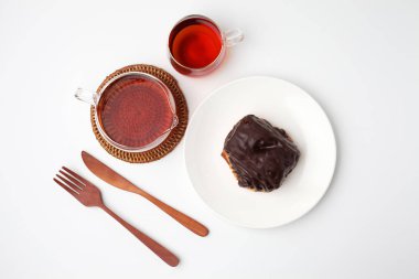 beyaz arka plan üzerinde tabak ve çay üzerinde çikolata kruvasan ekmek danca