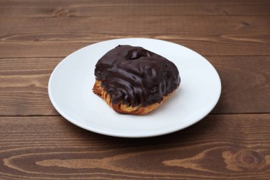 ahşap masa üzerinde tabakta çikolata kruvasan ekmek danish