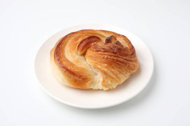 Beyaz arka planda izole edilmiş tabakta yuvarlak Danimarka ekmeği