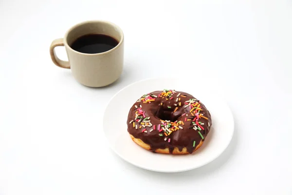 Chocolade Frosted Donut Plaat Geïsoleerd Met Hete Koffie Witte Achtergrond — Stockfoto