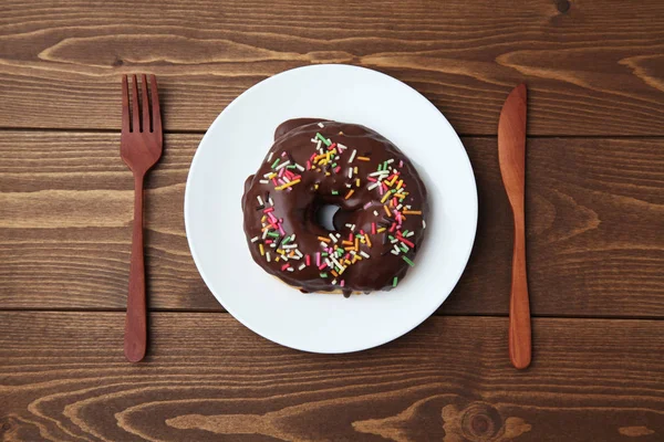 Шоколадный Пончик Тарелке Деревянном Столе — стоковое фото
