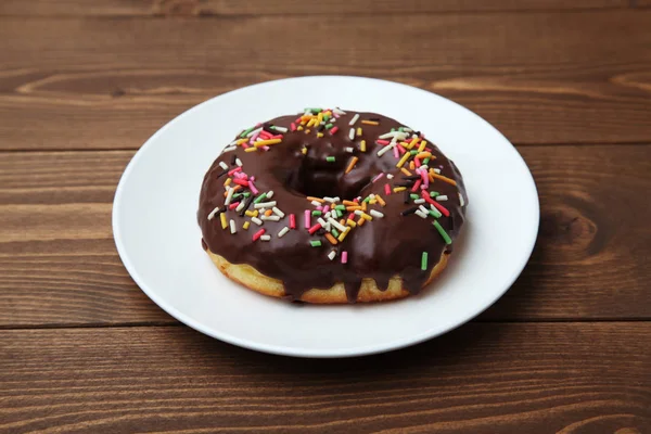 Chocolade Frosted Donut Plaat Houten Tafel — Stockfoto