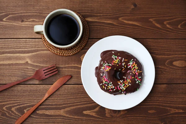Шоколадный Пончик Тарелке Горячим Кофе Деревянном Столе — стоковое фото