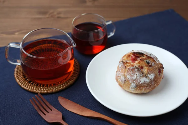 Pan francés con bayas y queso en el plato y té aislado en la mesa de madera — Foto de Stock