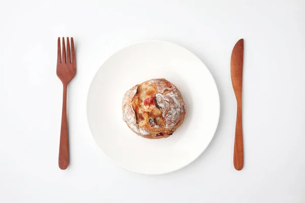 Pan francés con bayas y queso en plato aislado sobre fondo blanco — Foto de Stock