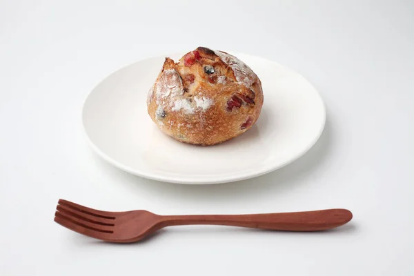 Pan francés con bayas y queso en plato aislado sobre fondo blanco — Foto de Stock