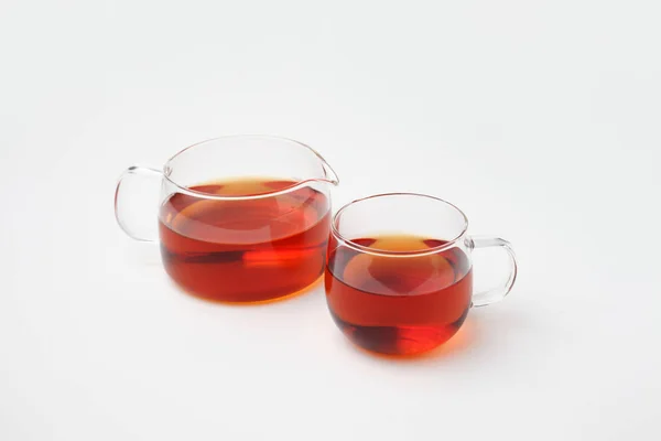 Чашка чая и чая чайник изолированы на белом фоне — стоковое фото