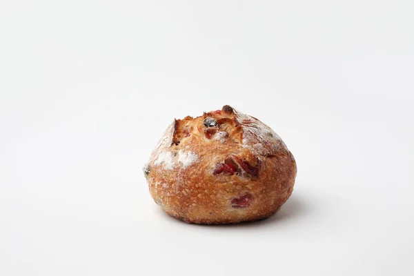 Pan francés con bayas y queso aislado sobre fondo blanco — Foto de Stock