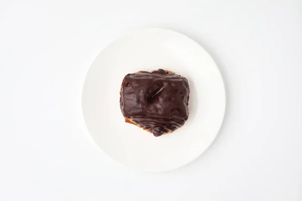 Pan de croissant de chocolate danés en el plato sobre fondo blanco — Foto de Stock