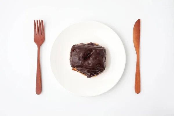 Pan de croissant de chocolate danés en el plato sobre fondo blanco — Foto de Stock