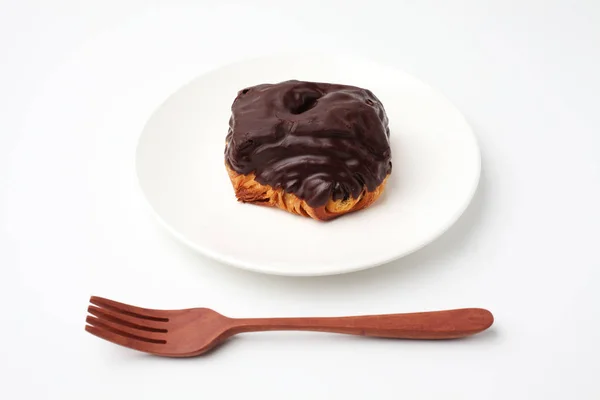 Pan de croissant de chocolate danés en el plato sobre fondo blanco — Foto de Stock