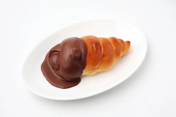 Schokolade Cornet Rollbrot auf Teller isoliert auf weißem Hintergrund — Stockfoto