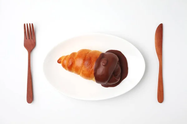 Chocolate corneta rollo pan en plato aislado sobre fondo blanco — Foto de Stock