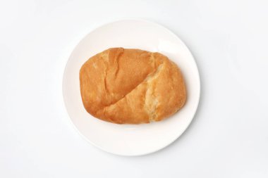 beyaz arka plan üzerinde izole tabakta focaccia ekmek