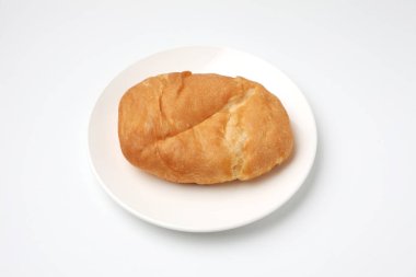 beyaz arka plan üzerinde izole tabakta focaccia ekmek