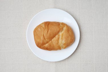 tabakta focaccia ekmek masa örtüsü üzerinde izole