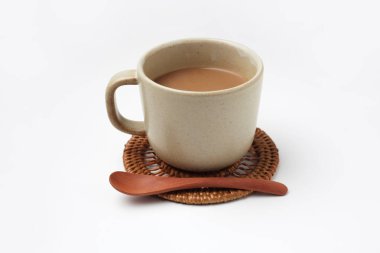 beyaz arka plan üzerinde izole siyah sıcak süt lüzmu kahve fincan