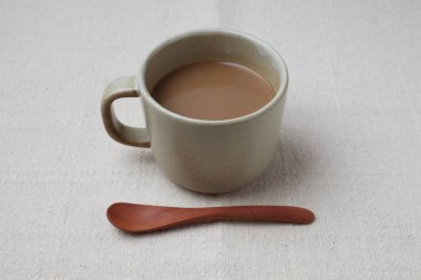 siyah sıcak süt kahve fincan masa örtüsü üzerinde izole