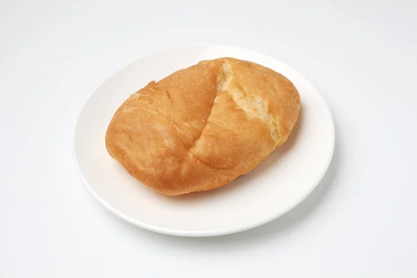 Focaccia pão na placa isolado no fundo branco — Fotografia de Stock