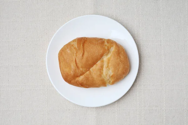 Focaccia pan en plato aislado en mantel —  Fotos de Stock