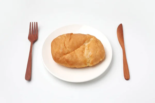 Focaccia chleb na płycie na białym tle — Zdjęcie stockowe