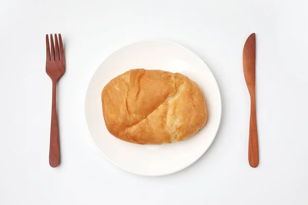 Focaccia Brood op plaat geïsoleerd op witte achtergrond — Stockfoto