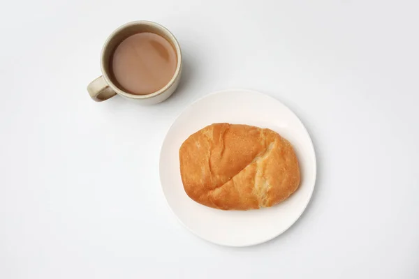 Pan focaccia en plato con café caliente aislado sobre fondo blanco — Foto de Stock