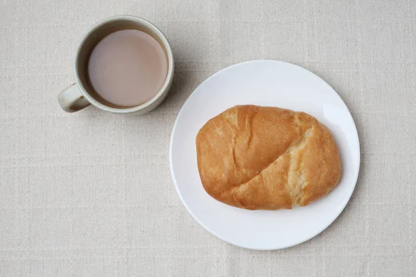 Pão focaccia na placa com café quente isolado na toalha de mesa — Fotografia de Stock