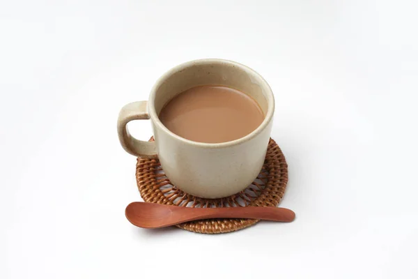 Tasse de café au lait chaud noir isolé sur fond blanc — Photo