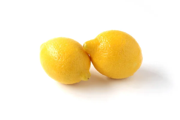 白い背景に隔離された新鮮なレモンは — ストック写真