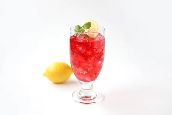 白い背景に隔離された冷たいお茶の赤い飲み物のグラス — ストック写真