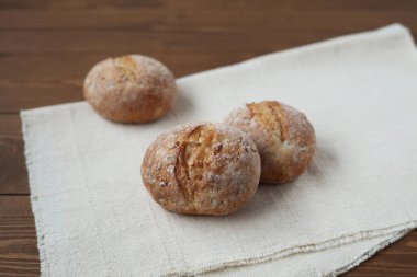 ahşap masada izole fransız çavdar ekmeği