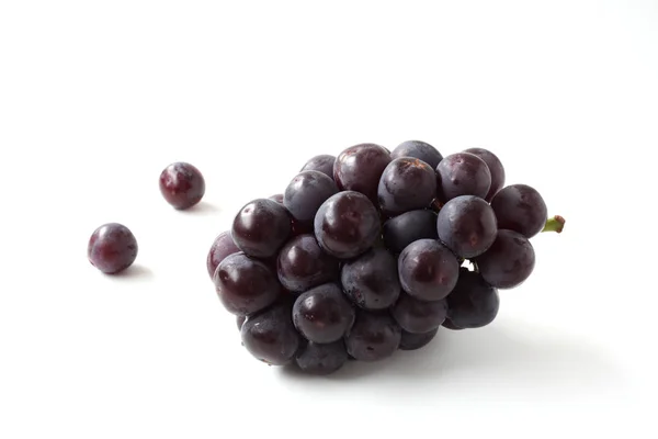 Свежий гроздь винограда на белом фоне — стоковое фото
