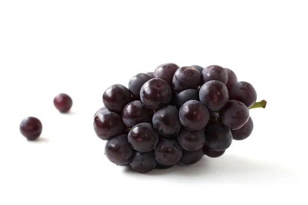Свежий гроздь винограда на белом фоне — стоковое фото