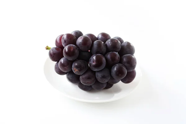 Fresh bunch of grapes on plate isolated on white background — Stock Photo, Image