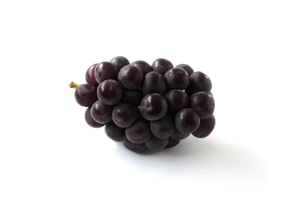 Cacho fresco de uvas isoladas sobre fundo branco — Fotografia de Stock