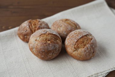 ahşap masada izole fransız çavdar ekmeği