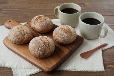 ahşap masada kahve fincanları ile fransız çavdar ekmeği