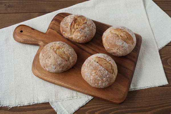 Pain de seigle français sur planche à découper isolé sur table en bois — Photo