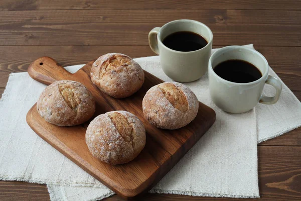 Pão de centeio francês com xícaras de café na mesa de madeira — Fotografia de Stock