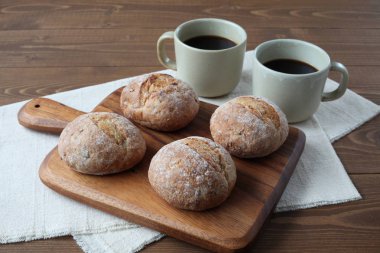 ahşap masada kahve fincanları ile fransız çavdar ekmeği