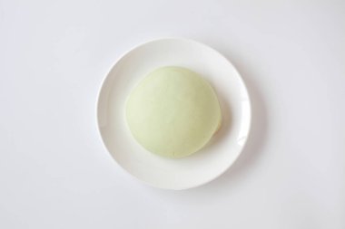 beyaz arka plan üzerinde izole plaka closeup yeşil yuvarlak kavun tava