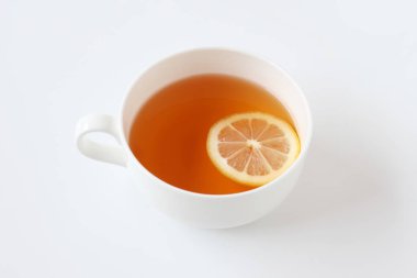 beyaz arka plan üzerinde izole dilimlenmiş limon closeup ile çay fincan