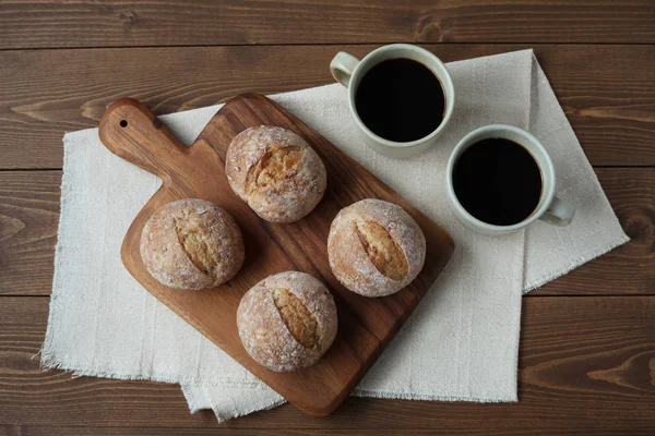Pão de centeio francês com xícaras de café na mesa de madeira — Fotografia de Stock