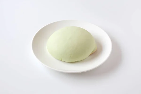 Verde rodada melão pan na placa closeup isolado no fundo branco — Fotografia de Stock